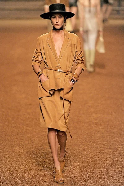 Look 15